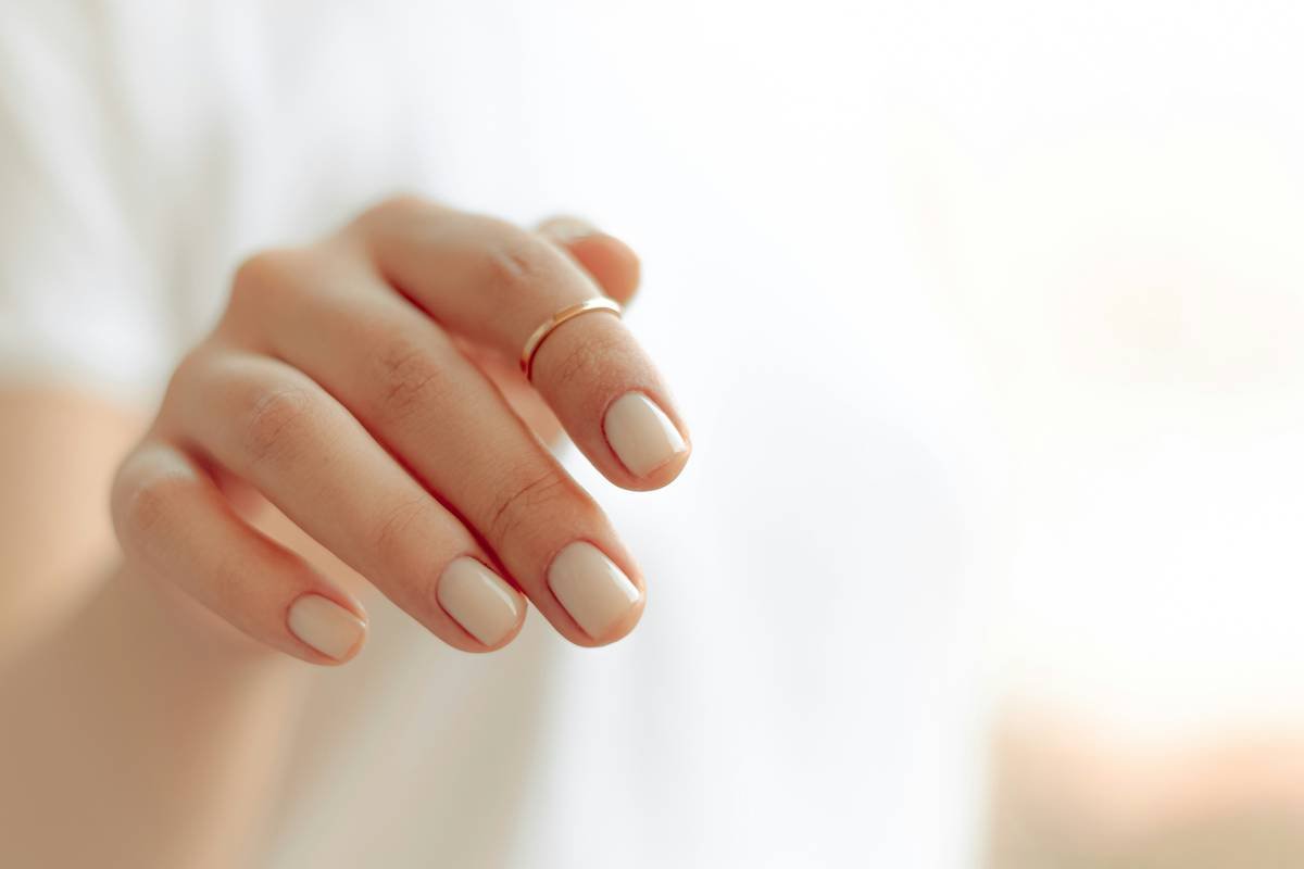Infographic showing top causes of weak nails: over-filing, acetone exposure, gel removal trauma, frequent wet-dry cycles, and lack of hydration