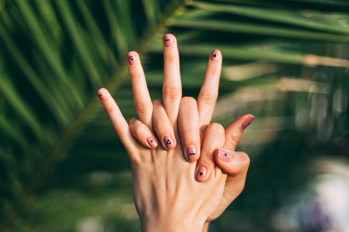 Infographic showing healthy vs. dehydrated nail layers with keratin structure comparison